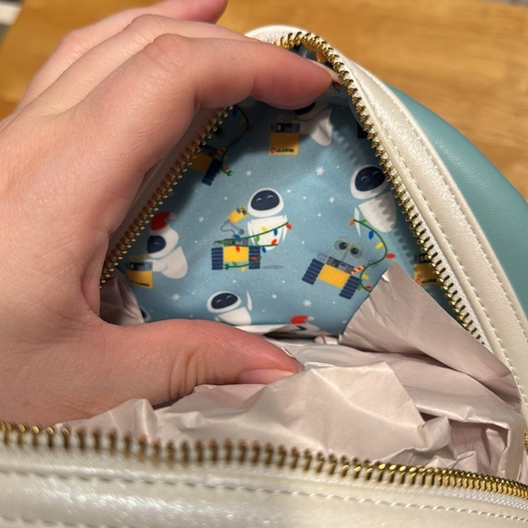 Wall-e and Eve Loungefly Christmas backpack - Picture 4 of 4